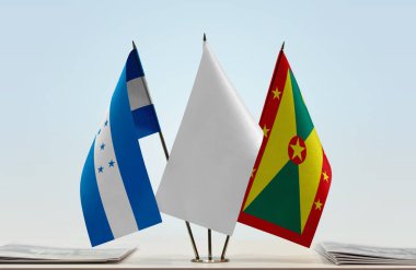 Honduras ve beyaz bayraklar kağıtlarla ayakta 