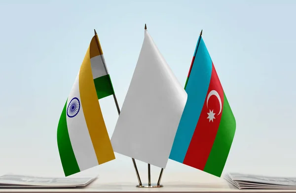 India Azerbaiyán Banderas Blancas Stand Con Periódicos Sobre Mesa — Foto de Stock