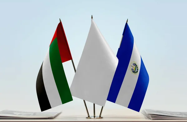 Флаги Объединенных Арабских Эмиратов Сальвадора Стенде Бумагами — стоковое фото