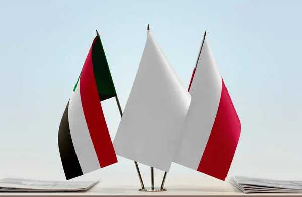 Флаги Судана Польши Стенде Бумагами — стоковое фото