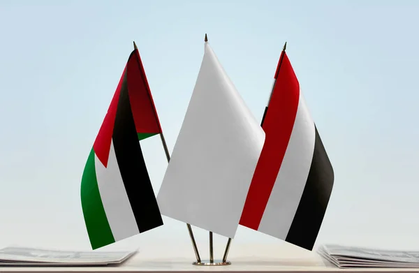 Флаги Иордании Йемена Стенде Бумагами — стоковое фото