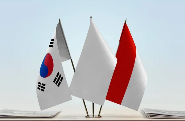 Güney Kore Endonezya Beyaz Bayraklar Kağıtlarla Ayakta — Stok fotoğraf