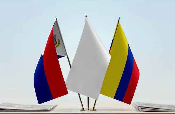 Sint Maarten Colombie Drapeaux Blancs Sur Stand Avec Des Papiers — Photo