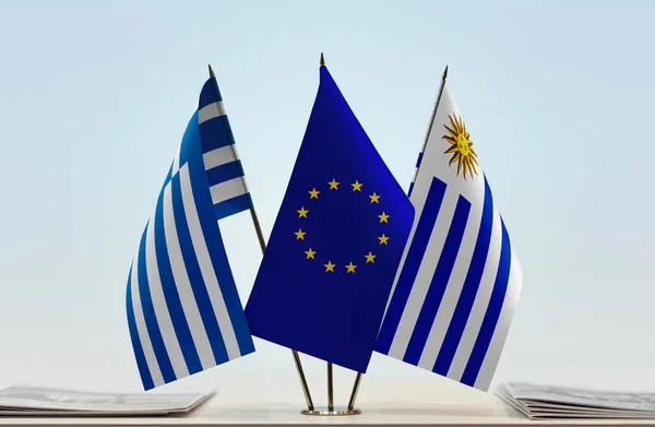 Grécia Uruguai Bandeira Stand Com Papéis — Fotografia de Stock