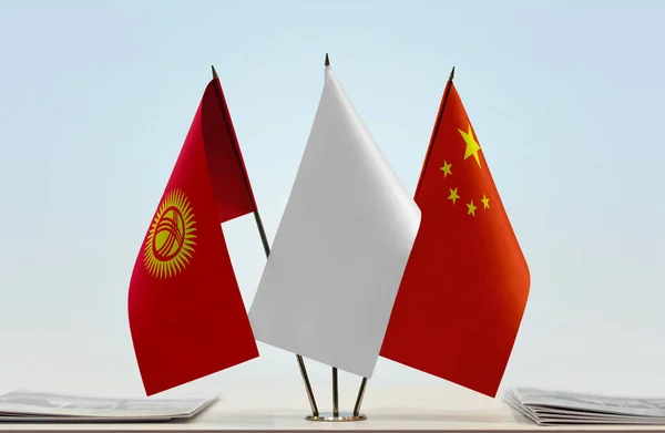 Kirgistan Chiny Flagi Stoisku Papierami — Zdjęcie stockowe