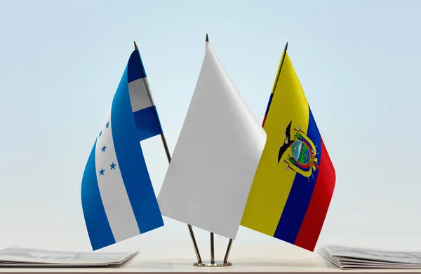 Ekvador Honduras Beyaz Bayraklar Kağıtlarla Beklemede — Stok fotoğraf