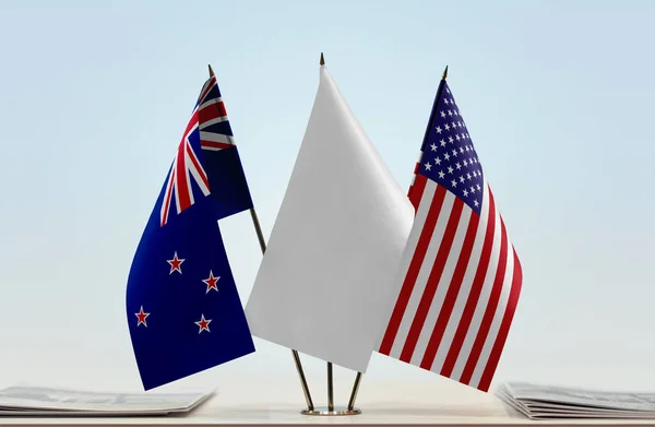 Banderas Nueva Zelanda Estados Unidos Stand Con Papeles — Foto de Stock
