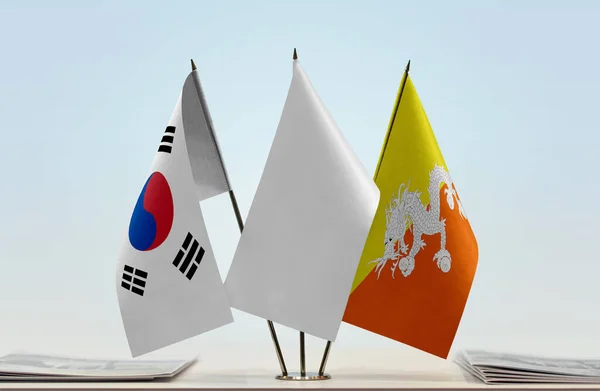 Güney Kore Butan Beyaz Bayraklar Kağıtlarla Ayakta — Stok fotoğraf