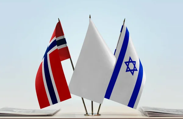 Israel Noruega Bandeiras Brancas Stand Com Papéis — Fotografia de Stock