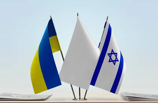 Ukraina Israel Och Vita Flaggor Plats Med Tidningar Bordet — Stockfoto