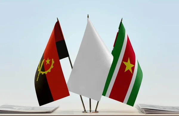 Angola Surinam Och Vita Flaggor Monter Med Papper — Stockfoto