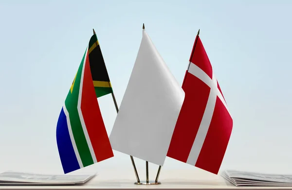 Республіка Південна Африка Данія Прапори Стенді Паперами — стокове фото