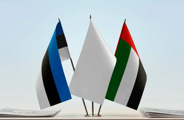 Флаги Объединенных Арабских Эмиратов Эстонии Стенде Бумагами — стоковое фото