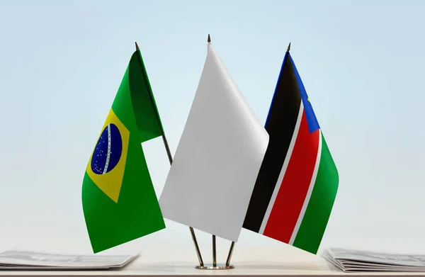 Південний Судан Бразилія Прапори Стенді Паперами — стокове фото