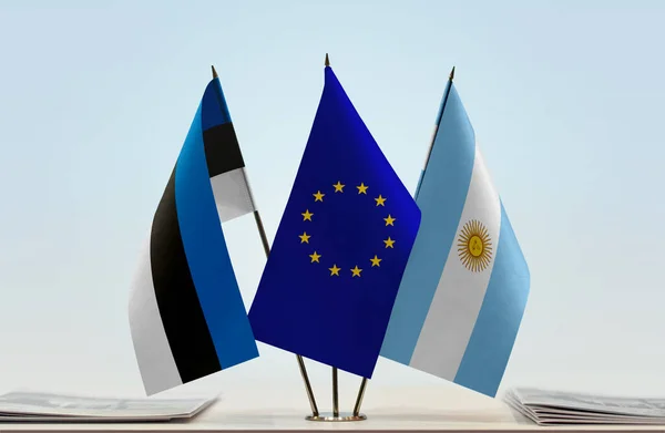 Estónia Argentina Bandeira Stand Com Papéis — Fotografia de Stock