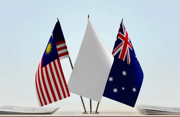 Australia Malasia Banderas Blancas Stand Con Papeles — Foto de Stock