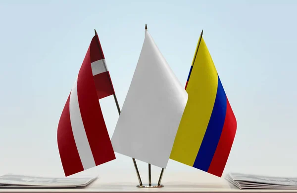 Lettonie Colombie Drapeaux Blancs Sur Stand Avec Des Papiers — Photo