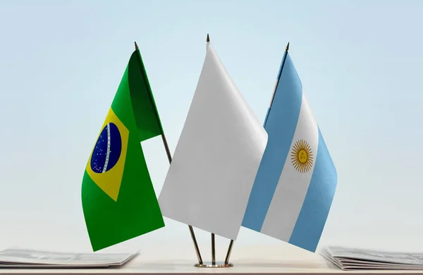 Brasil Argentina Bandeiras Brancas Stand Com Papéis — Fotografia de Stock