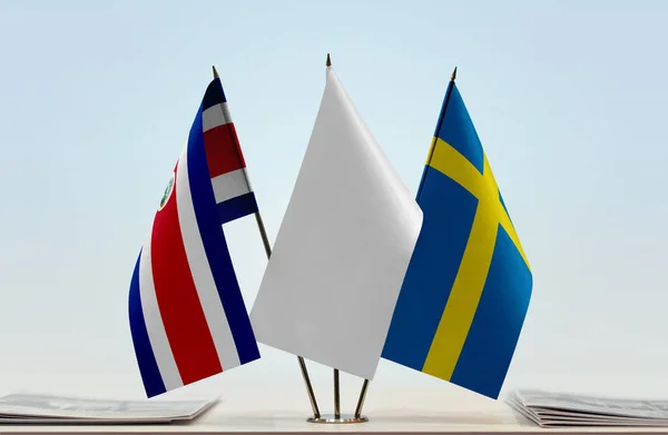 Kostaryka Szwecja Białe Flagi Stoisku Papierami — Zdjęcie stockowe
