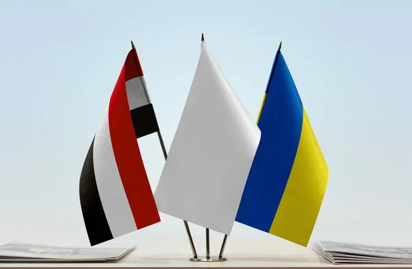 Yémen Ukraine Drapeaux Blancs Sur Stand Avec Des Journaux Sur — Photo