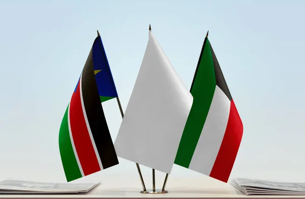 Южный Судан Кувейт Белые Флаги Стенде Бумагами — стоковое фото