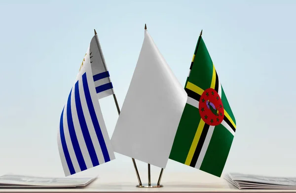 Dominica Och Uruguay Flaggor Monter Med Papper — Stockfoto