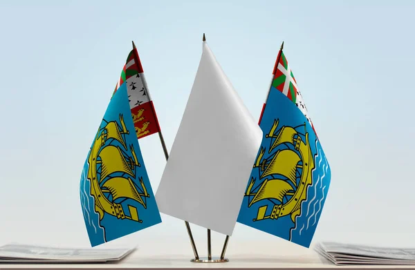 Сен Пьер Микелон Белые Флаги Стенде Бумагами — стоковое фото