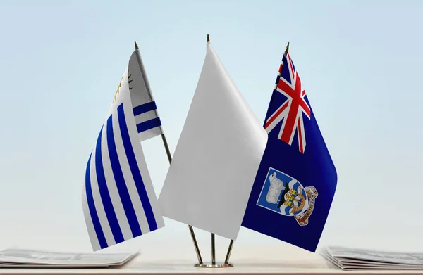 附有文件的福克兰群岛和乌拉圭国旗立着 — 图库照片