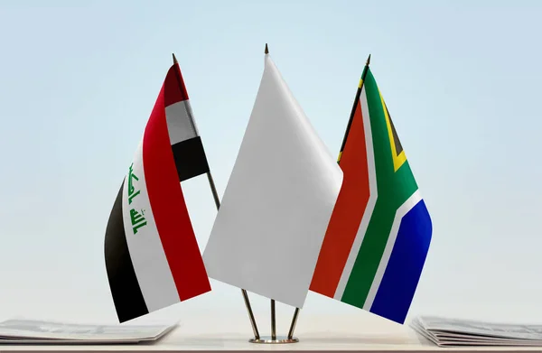 Iraque República África Sul Bandeiras Stand Com Papéis — Fotografia de Stock