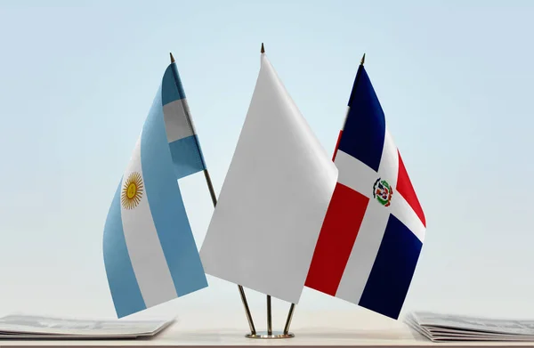 Argentina República Dominicana Bandeiras Brancas Stand Com Papéis — Fotografia de Stock