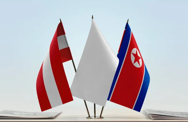 Rakousko Severní Korea Bílé Vlajky Stojanu Papíry — Stock fotografie