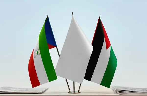 Экваториальная Гвинея Палестина Белые Флаги Стенде Бумагами — стоковое фото