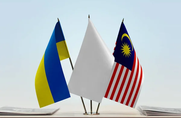 Ukraina Malaysia Och Vita Flaggor Monter Med Tidningar Bordet — Stockfoto