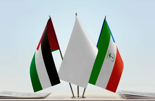 Флаги Палестины Экваториальной Гвинее Трибуне Бумагами — стоковое фото