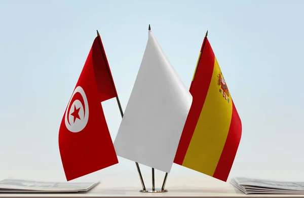 突尼斯西班牙国旗立在讲台上 上面有文件 — 图库照片