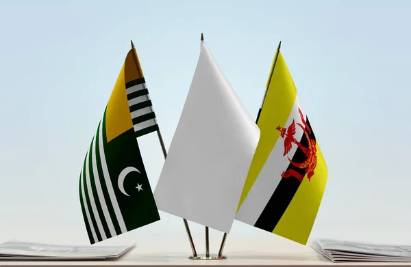 Kaschmir Und Brunei Flaggen Stand Mit Papieren — Stockfoto