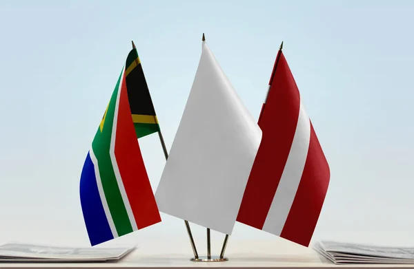 République Afrique Sud Lettonie Drapeaux Sur Position Avec Des Papiers — Photo