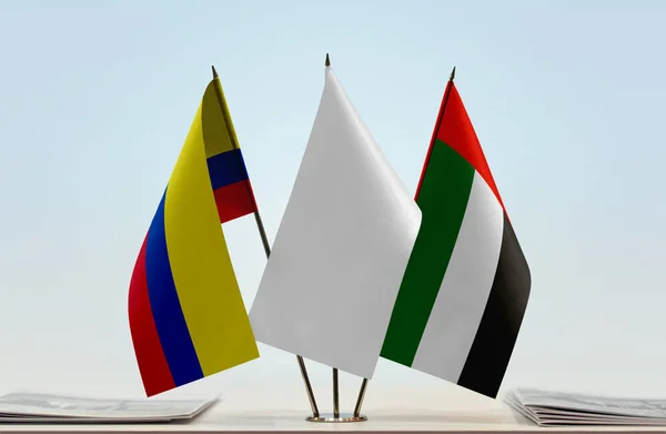 Émirats Arabes Unis Colombie Drapeaux Sur Pied Avec Des Papiers — Photo