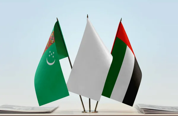 아랍에미리트 연방과 투르크메니스탄이 서류와 — 스톡 사진