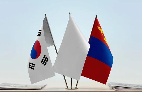 Güney Kore Moğolistan Beyaz Bayraklar Kağıtlarla Ayakta Duruyor — Stok fotoğraf