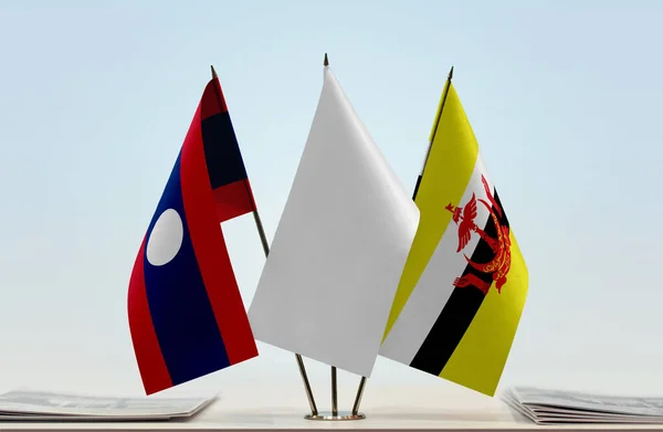 Laos Brunei Und Weiße Flaggen Stand Mit Papieren — Stockfoto