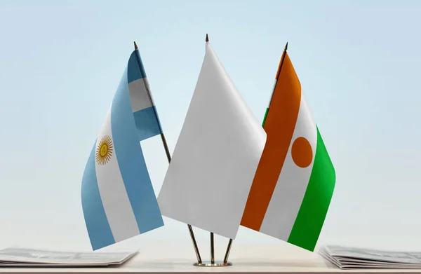 Bandeiras Argentina Níger Stand Com Papéis — Fotografia de Stock