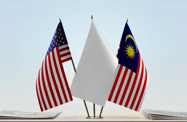 Usa Malaysia Och Vita Flaggor Monter Med Papper — Stockfoto