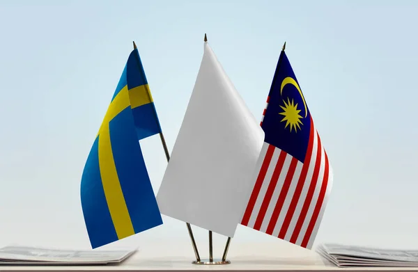 Sverige Malaysia Och Vita Flaggor Monter Med Papper — Stockfoto