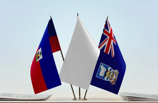 海地和拿着文件站在那里的白旗 — 图库照片