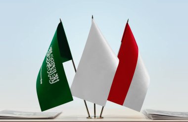 Monaco bayrakları kağıtlarla birlikte stantta  