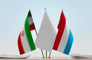 İran Lüksemburg bayrakları belgelerle ayakta