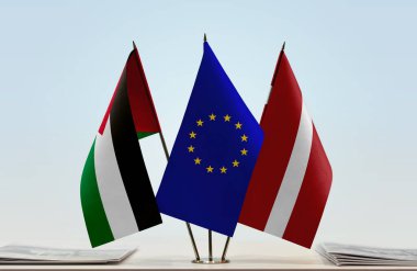 Filistin Letonya ve eu bayrağı kağıtlarla ayakta