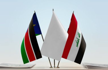 Irak ve Güney Sudan bayrakları evraklarla birlikte beklemede   