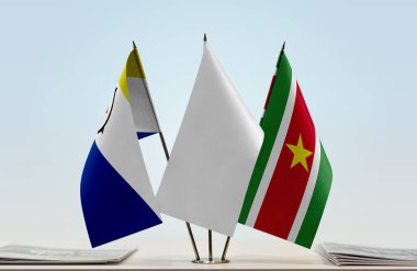 Bonaire Surinam ve beyaz bayraklar kağıtlarla ayakta
